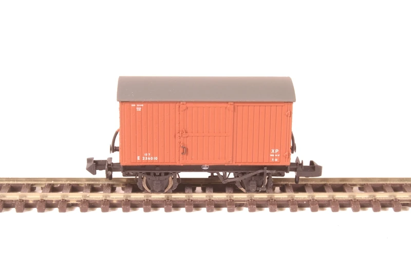 Graham Farish 377-976A LNER 12T Ventilated Van Planked Ends BR Bauxite (Early) 6 Graham Farish 377-976A LNER 12T Ventilated Van Planked Ends BR Bauxite (Early) - Image 4