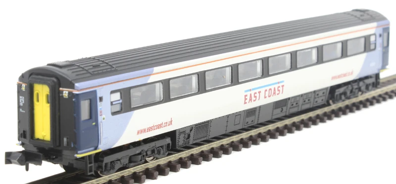 Dapol 2P-005-830 Mk3 ‘East Coast’ Livery 1st Class HST Coach ‘42215’ - Image 2