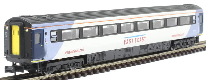 Dapol 2p-005-820 Mk3 ‘East Coast’ Livery 1st Class HST Coach ‘41120’ - Image 4
