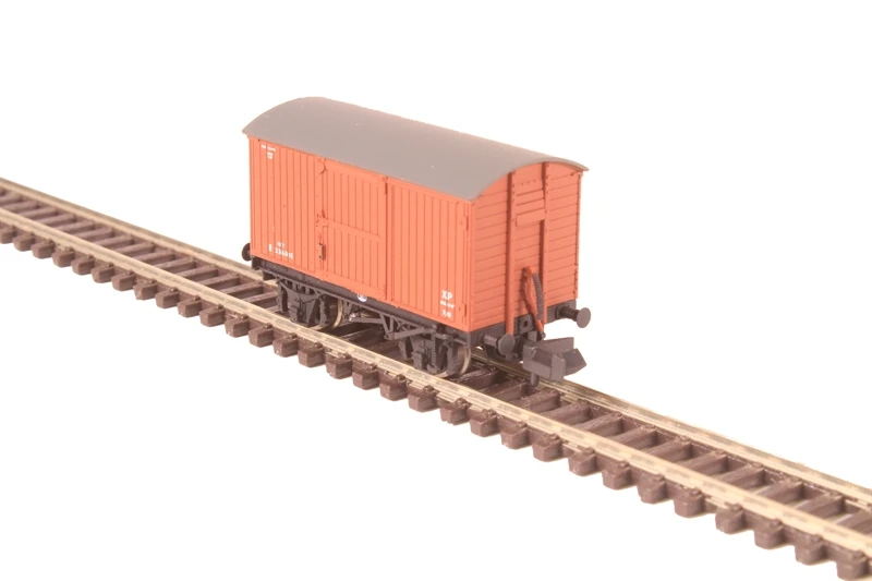 Graham Farish 377-976A LNER 12T Ventilated Van Planked Ends BR Bauxite (Early) 4 Graham Farish 377-976A LNER 12T Ventilated Van Planked Ends BR Bauxite (Early) - Image 2