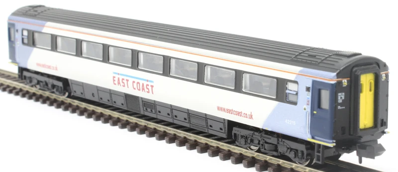 Dapol 2P-005-830 Mk3 ‘East Coast’ Livery 1st Class HST Coach ‘42215’ - Image 4