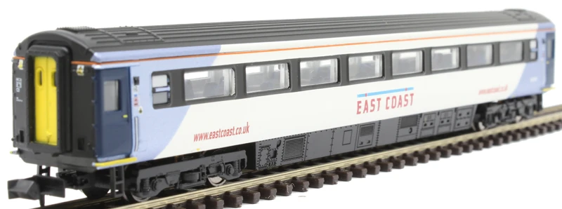 Dapol 2p-005-833 Mk3 ‘East Coast’ Livery 1st Class HST Coach ‘42150’ - Image 3